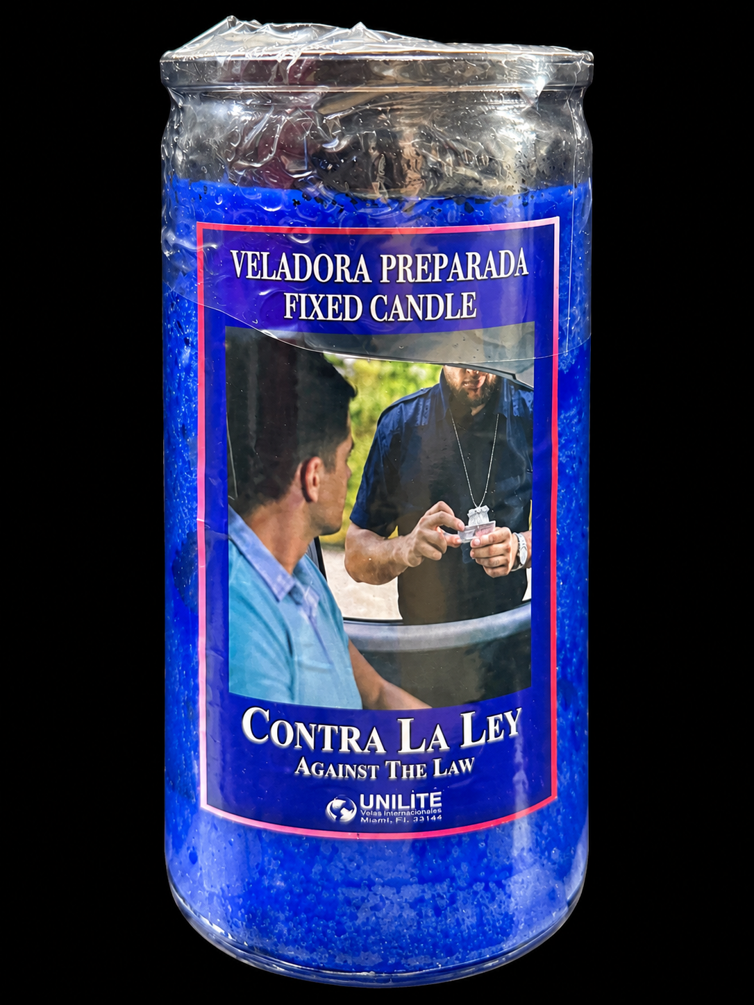 Veladora Contra la Ley, frasco ancho centrado sobre fondo negro