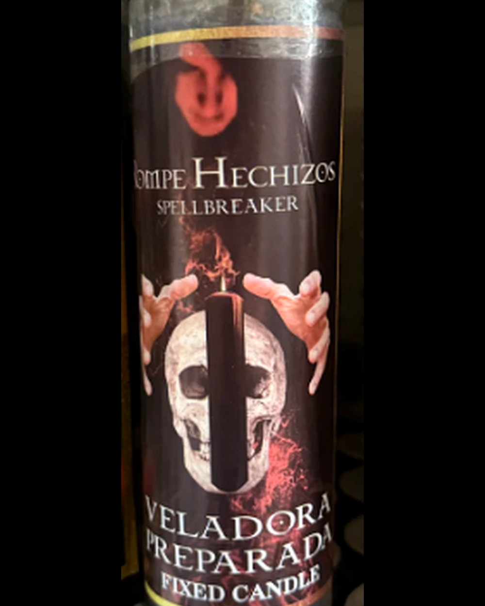 Veladora El Hechizo centrada sobre fondo negro