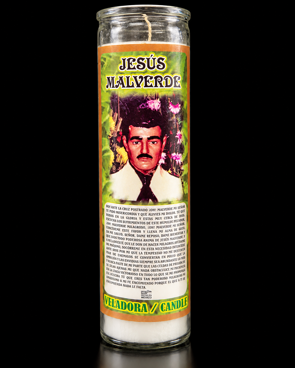 Veladora Jesus Malverde centrada sobre fondo negro