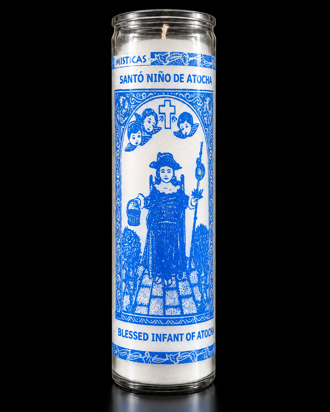 Veladora Santo Niño de Atocha centrada sobre fondo negro