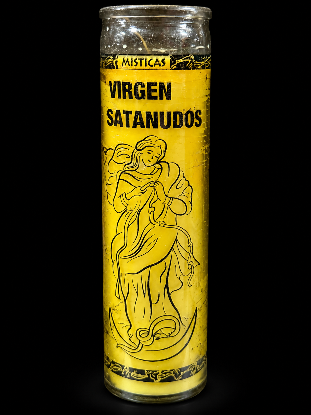Veladora Virgen Satanudos centrada sobre fondo negro mate